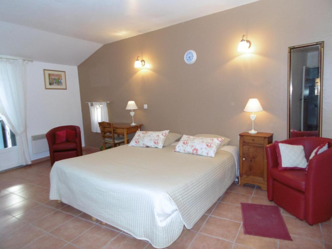 Bed and Breakfast La Ferme De Valauris Систерон Экстерьер фото